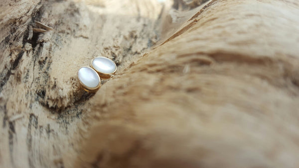 mother of pearl set in 14k yellow gold